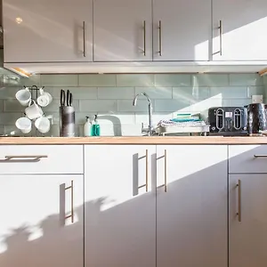  Apartment Cozy 2br Retreat | Prime Location