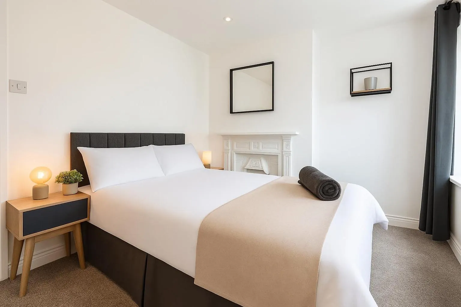8 Person, 4 Bedroom Light, Warm & Modern Apartment Cardiff