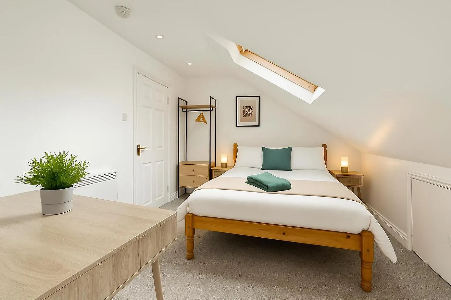 8 Person, 4 Bedroom Light, Warm & Modern Apartment Cardiff