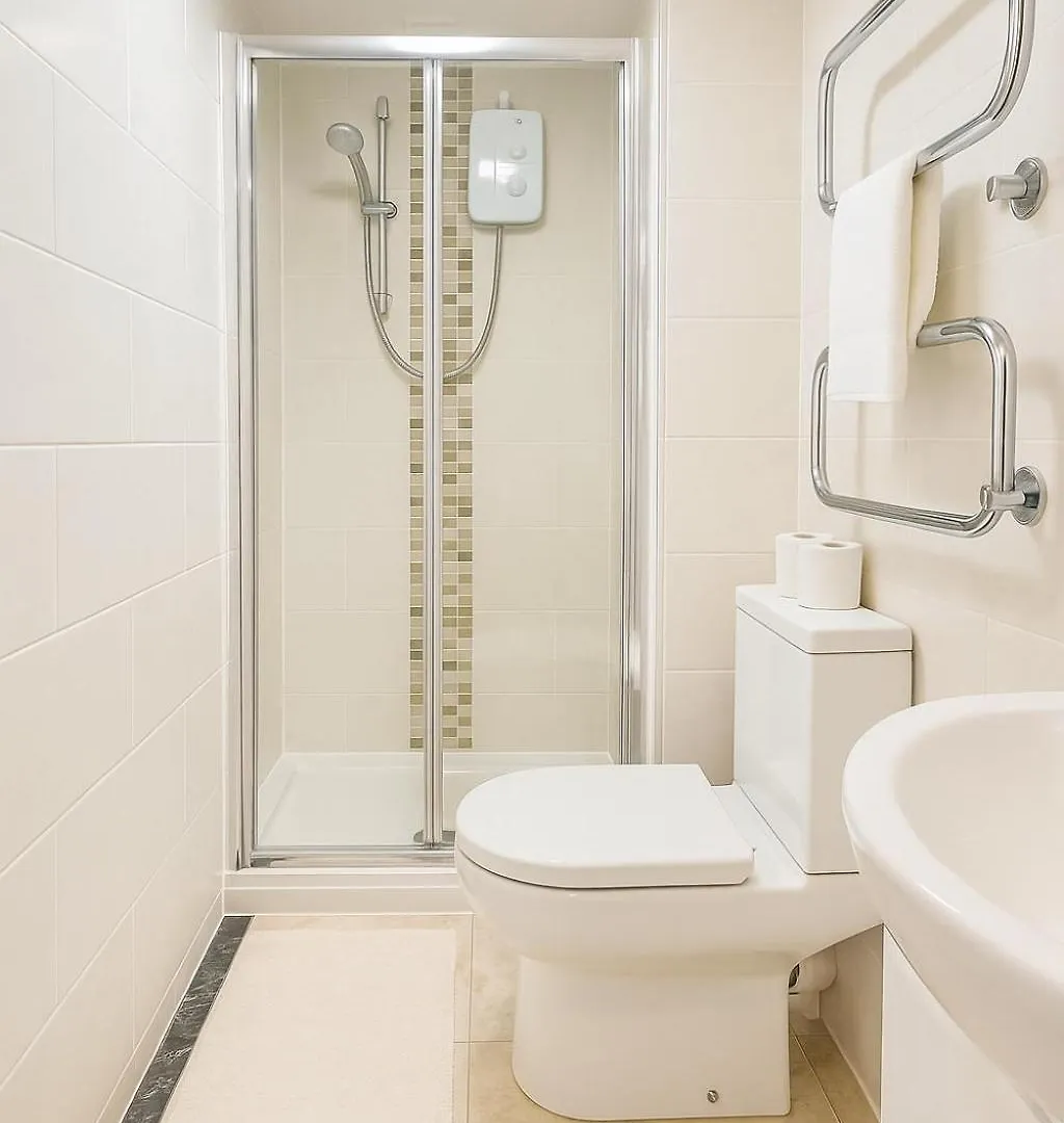 8 Person, 4 Bedroom Light, Warm & Modern Apartment Cardiff